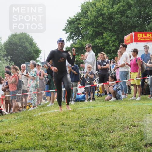 15.06.2025 - 27. Vierlanden-Triathlon KatJ http://msf.ph/oto/8022378 15.06.2025 10:55:01 Schwimmen 677, 735, 744, 761 meine-sportfotos.de