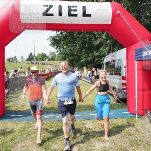 21.06.2025 - 27. Vierlanden-Triathlon MichiJ http://msf.ph/oto/8022381 15.06.2026 11:37:38 Ziel 611, 615 meine-sportfotos.de
