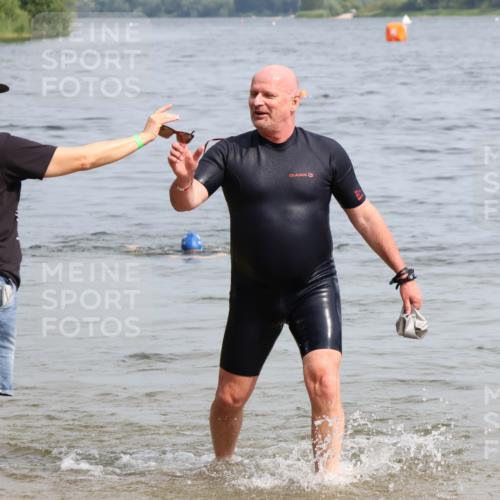 15.06.2025 - 27. Vierlanden-Triathlon Lena Gebhardt http://msf.ph/oto/8022386 15.06.2025 10:20:05 Schwimmen 553, 616 meine-sportfotos.de