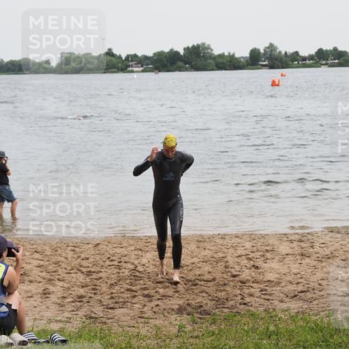 21.06.2025 - 27. Vierlanden-Triathlon MichiJ http://msf.ph/oto/8022388 15.06.2026 10:52:28 Schwimmen 682, 759 meine-sportfotos.de