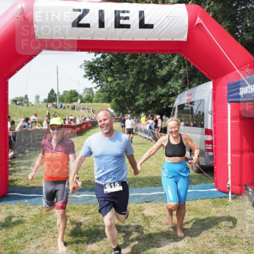 21.06.2025 - 27. Vierlanden-Triathlon MichiJ http://msf.ph/oto/8022390 15.06.2026 11:37:38 Ziel 611, 615 meine-sportfotos.de