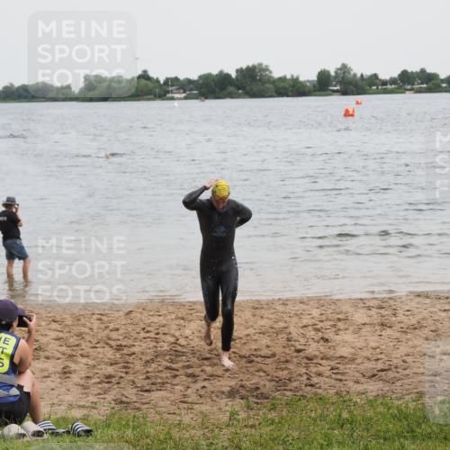 21.06.2025 - 27. Vierlanden-Triathlon MichiJ http://msf.ph/oto/8022391 15.06.2026 10:52:28 Schwimmen 682, 759 meine-sportfotos.de