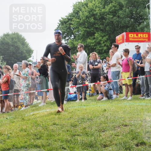 15.06.2025 - 27. Vierlanden-Triathlon KatJ http://msf.ph/oto/8022392 15.06.2025 10:55:02 Schwimmen 677, 735, 744, 761 meine-sportfotos.de