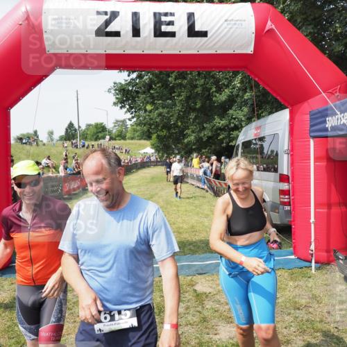 21.06.2025 - 27. Vierlanden-Triathlon MichiJ http://msf.ph/oto/8022397 15.06.2026 11:37:38 Ziel 611, 615 meine-sportfotos.de