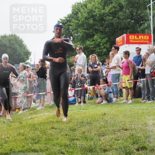 15.06.2025 - 27. Vierlanden-Triathlon KatJ http://msf.ph/oto/8022403 15.06.2025 10:55:02 Schwimmen 677, 735, 744, 761 meine-sportfotos.de