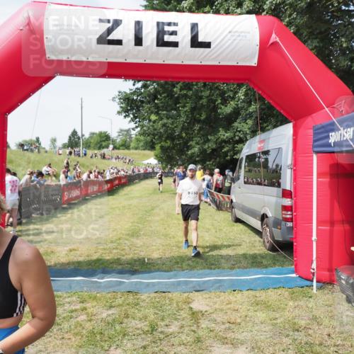 21.06.2025 - 27. Vierlanden-Triathlon MichiJ http://msf.ph/oto/8022404 15.06.2026 11:37:43 Ziel 253, 615 meine-sportfotos.de