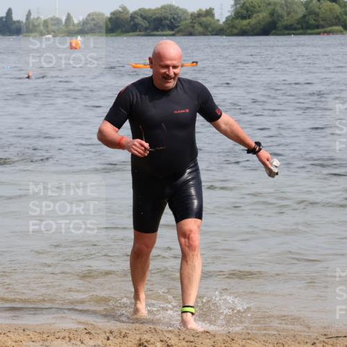 15.06.2025 - 27. Vierlanden-Triathlon Lena Gebhardt http://msf.ph/oto/8022405 15.06.2025 10:20:07 Schwimmen 553, 616 meine-sportfotos.de