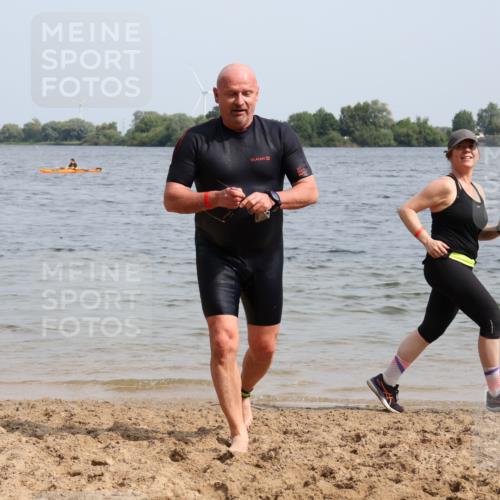 15.06.2025 - 27. Vierlanden-Triathlon Lena Gebhardt http://msf.ph/oto/8022414 15.06.2025 10:20:09 Schwimmen 553, 616 meine-sportfotos.de