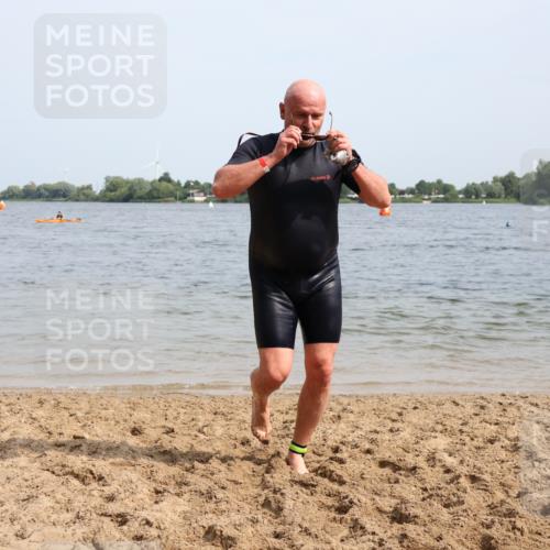 15.06.2025 - 27. Vierlanden-Triathlon Lena Gebhardt http://msf.ph/oto/8022418 15.06.2025 10:20:11 Schwimmen 616 meine-sportfotos.de