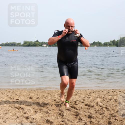 15.06.2025 - 27. Vierlanden-Triathlon Lena Gebhardt http://msf.ph/oto/8022422 15.06.2025 10:20:11 Schwimmen 616 meine-sportfotos.de