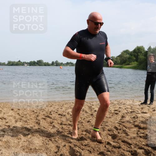 15.06.2025 - 27. Vierlanden-Triathlon Lena Gebhardt http://msf.ph/oto/8022426 15.06.2025 10:20:12 Schwimmen 616 meine-sportfotos.de
