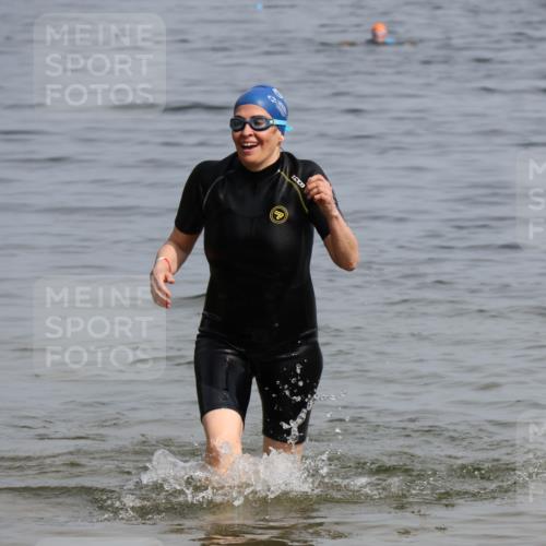 15.06.2025 - 27. Vierlanden-Triathlon Lena Gebhardt http://msf.ph/oto/8022434 15.06.2025 10:20:21 Schwimmen 616, 619 meine-sportfotos.de