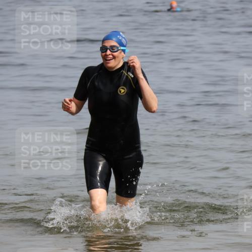 15.06.2025 - 27. Vierlanden-Triathlon Lena Gebhardt http://msf.ph/oto/8022439 15.06.2025 10:20:21 Schwimmen 616, 619 meine-sportfotos.de