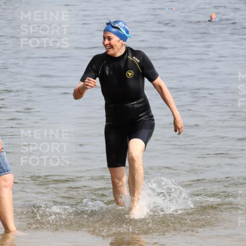 15.06.2025 - 27. Vierlanden-Triathlon Lena Gebhardt http://msf.ph/oto/8022451 15.06.2025 10:20:22 Schwimmen 616, 619 meine-sportfotos.de