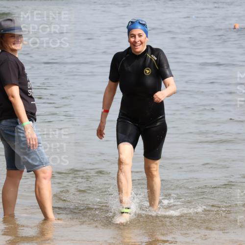 15.06.2025 - 27. Vierlanden-Triathlon Lena Gebhardt http://msf.ph/oto/8022459 15.06.2025 10:20:23 Schwimmen 619 meine-sportfotos.de