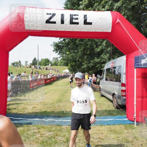 21.06.2025 - 27. Vierlanden-Triathlon MichiJ http://msf.ph/oto/8022465 15.06.2026 11:37:46 Ziel 253, 483 meine-sportfotos.de