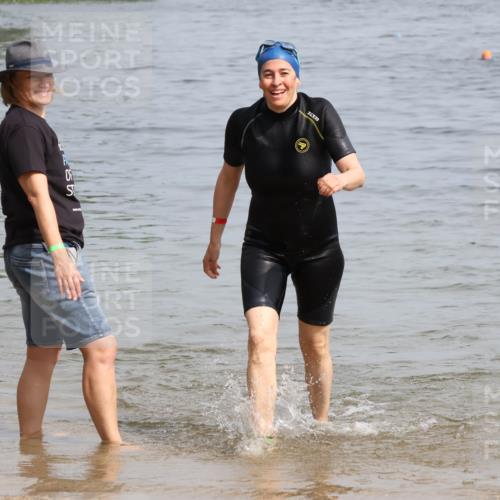 15.06.2025 - 27. Vierlanden-Triathlon Lena Gebhardt http://msf.ph/oto/8022466 15.06.2025 10:20:23 Schwimmen 619 meine-sportfotos.de