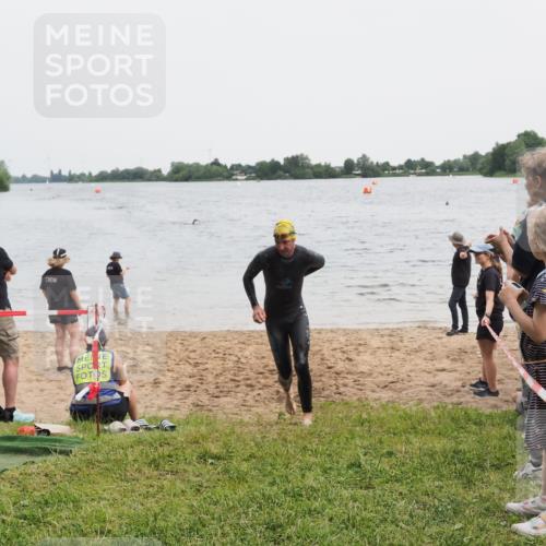 21.06.2025 - 27. Vierlanden-Triathlon MichiJ http://msf.ph/oto/8022467 15.06.2026 10:52:30 Schwimmen 682, 759 meine-sportfotos.de