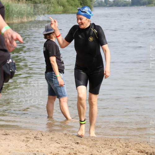 15.06.2025 - 27. Vierlanden-Triathlon Lena Gebhardt http://msf.ph/oto/8022474 15.06.2025 10:20:25 Schwimmen 619 meine-sportfotos.de
