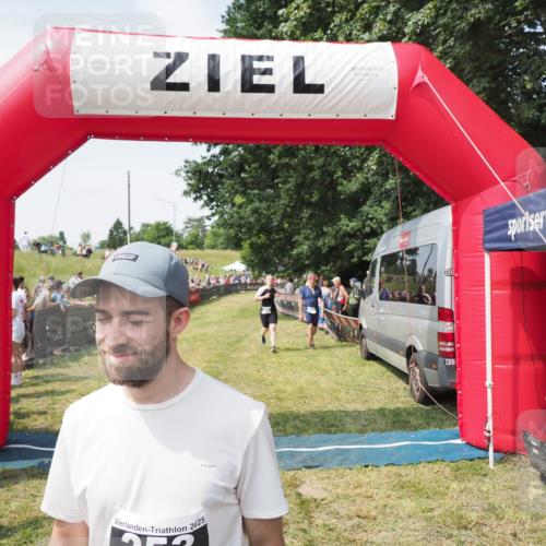 21.06.2025 - 27. Vierlanden-Triathlon MichiJ http://msf.ph/oto/8022494 15.06.2026 11:37:47 Ziel 253, 483 meine-sportfotos.de