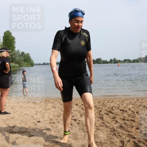 15.06.2025 - 27. Vierlanden-Triathlon Lena Gebhardt http://msf.ph/oto/8022499 15.06.2025 10:20:30 Schwimmen 619 meine-sportfotos.de