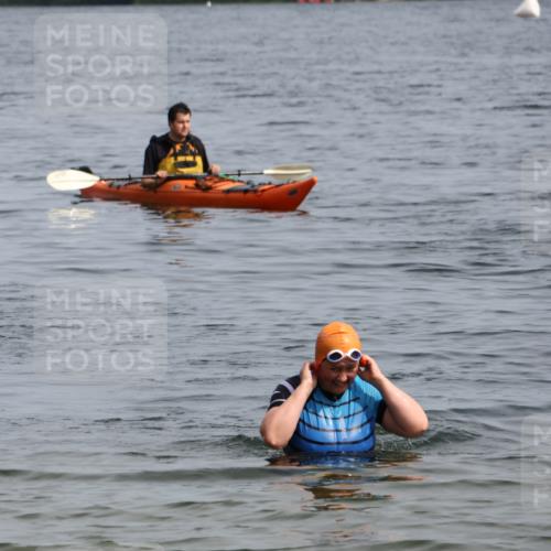 15.06.2025 - 27. Vierlanden-Triathlon Lena Gebhardt http://msf.ph/oto/8022510 15.06.2025 10:21:47 Schwimmen  meine-sportfotos.de