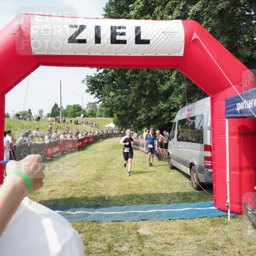 21.06.2025 - 27. Vierlanden-Triathlon MichiJ http://msf.ph/oto/8022518 15.06.2026 11:37:48 Ziel 253, 483 meine-sportfotos.de