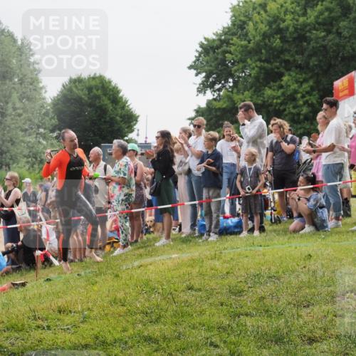 15.06.2025 - 27. Vierlanden-Triathlon KatJ http://msf.ph/oto/8022531 15.06.2025 10:55:19 Schwimmen 661, 725 meine-sportfotos.de