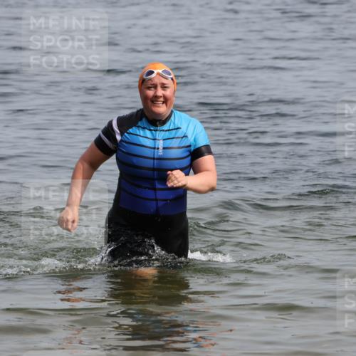 15.06.2025 - 27. Vierlanden-Triathlon Lena Gebhardt http://msf.ph/oto/8022538 15.06.2025 10:21:52 Schwimmen 538 meine-sportfotos.de