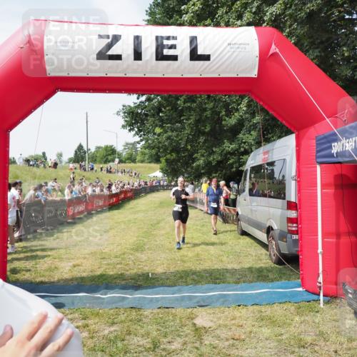 21.06.2025 - 27. Vierlanden-Triathlon MichiJ http://msf.ph/oto/8022539 15.06.2026 11:37:48 Ziel 253, 483 meine-sportfotos.de