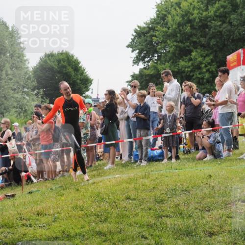 15.06.2025 - 27. Vierlanden-Triathlon KatJ http://msf.ph/oto/8022541 15.06.2025 10:55:19 Schwimmen 661, 725 meine-sportfotos.de