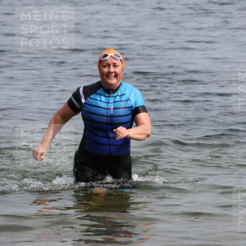 15.06.2025 - 27. Vierlanden-Triathlon Lena Gebhardt http://msf.ph/oto/8022545 15.06.2025 10:21:52 Schwimmen 538 meine-sportfotos.de