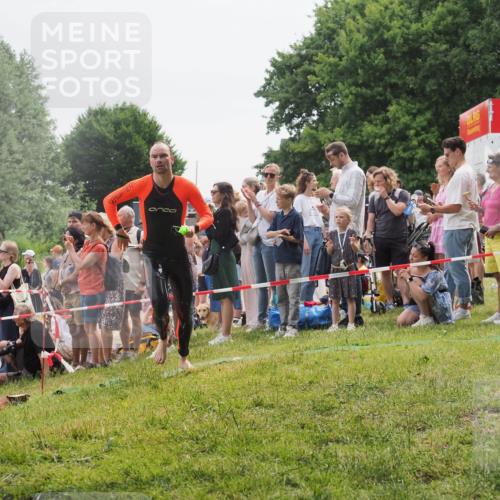 15.06.2025 - 27. Vierlanden-Triathlon KatJ http://msf.ph/oto/8022551 15.06.2025 10:55:20 Schwimmen 661, 725 meine-sportfotos.de