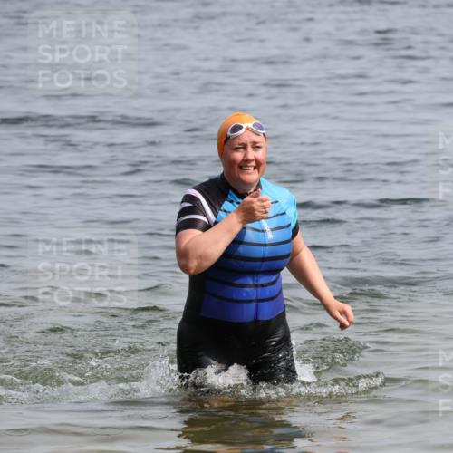 15.06.2025 - 27. Vierlanden-Triathlon Lena Gebhardt http://msf.ph/oto/8022554 15.06.2025 10:21:52 Schwimmen 538 meine-sportfotos.de