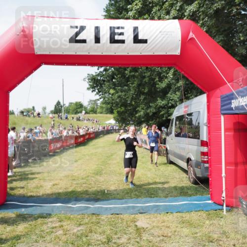 21.06.2025 - 27. Vierlanden-Triathlon MichiJ http://msf.ph/oto/8022557 15.06.2026 11:37:49 Ziel 253, 483 meine-sportfotos.de