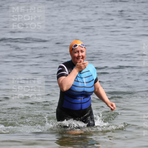 15.06.2025 - 27. Vierlanden-Triathlon Lena Gebhardt http://msf.ph/oto/8022561 15.06.2025 10:21:52 Schwimmen 538 meine-sportfotos.de