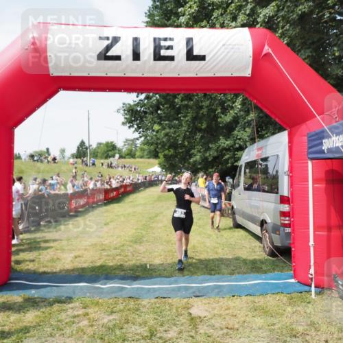 21.06.2025 - 27. Vierlanden-Triathlon MichiJ http://msf.ph/oto/8022564 15.06.2026 11:37:49 Ziel 253, 483 meine-sportfotos.de