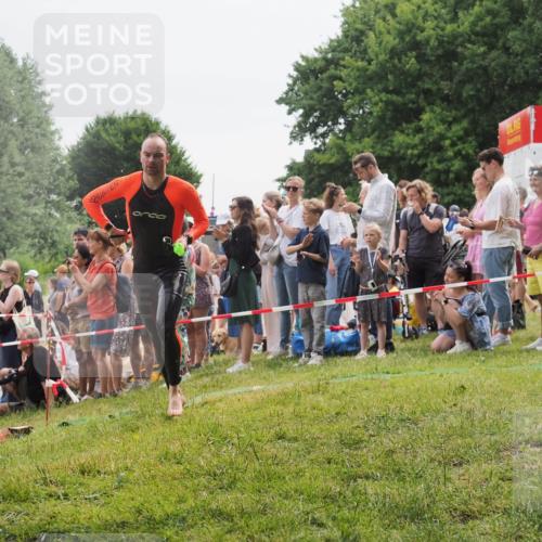 15.06.2025 - 27. Vierlanden-Triathlon KatJ http://msf.ph/oto/8022565 15.06.2025 10:55:20 Schwimmen 661, 725 meine-sportfotos.de