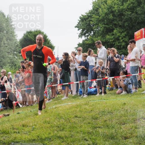 15.06.2025 - 27. Vierlanden-Triathlon KatJ http://msf.ph/oto/8022571 15.06.2025 10:55:21 Schwimmen 661, 725 meine-sportfotos.de