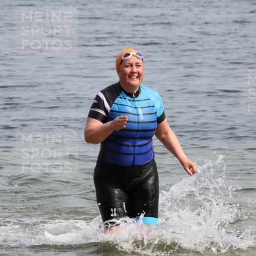 15.06.2025 - 27. Vierlanden-Triathlon Lena Gebhardt http://msf.ph/oto/8022572 15.06.2025 10:21:54 Schwimmen 538 meine-sportfotos.de
