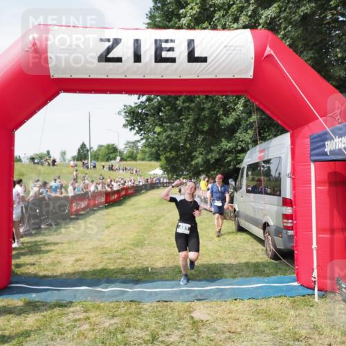 21.06.2025 - 27. Vierlanden-Triathlon MichiJ http://msf.ph/oto/8022574 15.06.2026 11:37:49 Ziel 253, 483 meine-sportfotos.de