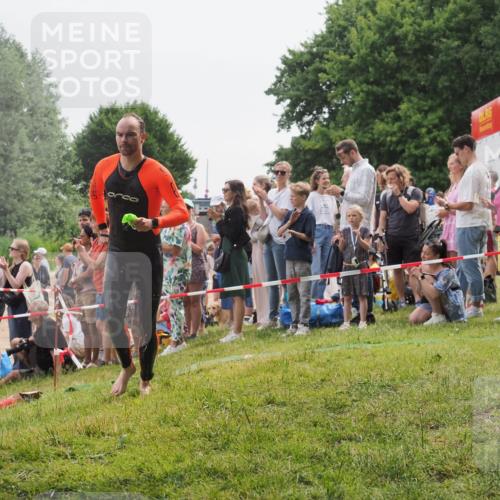 15.06.2025 - 27. Vierlanden-Triathlon KatJ http://msf.ph/oto/8022575 15.06.2025 10:55:21 Schwimmen 661, 725 meine-sportfotos.de