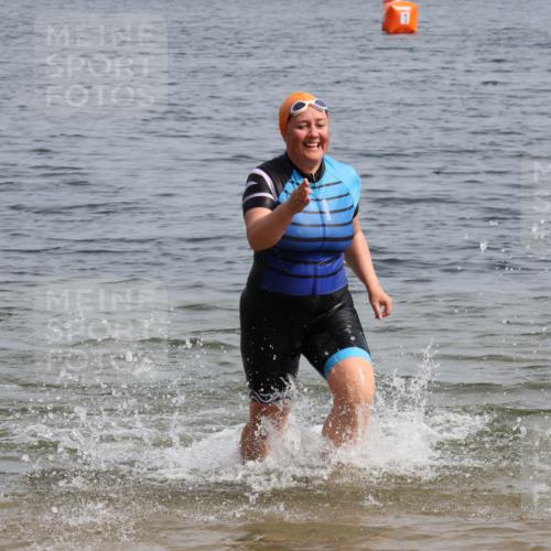 15.06.2025 - 27. Vierlanden-Triathlon Lena Gebhardt http://msf.ph/oto/8022576 15.06.2025 10:21:55 Schwimmen 538 meine-sportfotos.de
