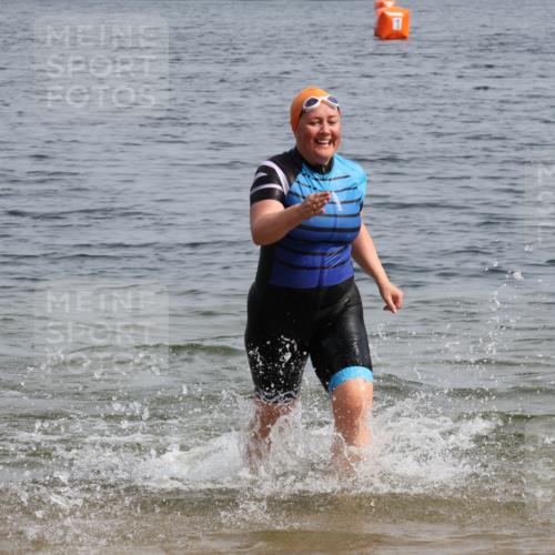 15.06.2025 - 27. Vierlanden-Triathlon Lena Gebhardt http://msf.ph/oto/8022579 15.06.2025 10:21:55 Schwimmen 538 meine-sportfotos.de