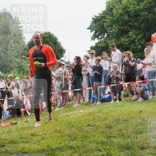 15.06.2025 - 27. Vierlanden-Triathlon KatJ http://msf.ph/oto/8022581 15.06.2025 10:55:21 Schwimmen 661, 725 meine-sportfotos.de