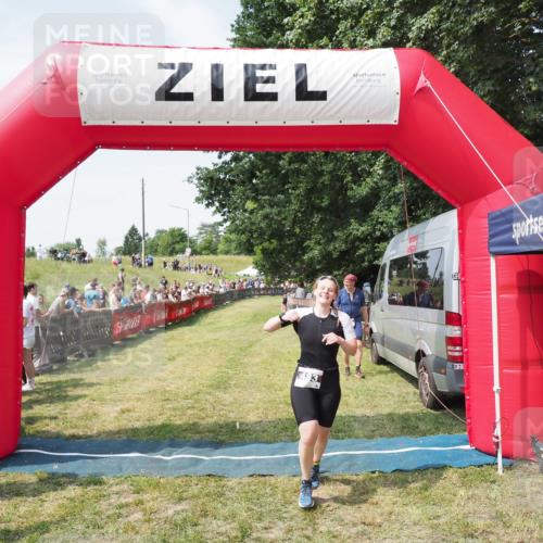 21.06.2025 - 27. Vierlanden-Triathlon MichiJ http://msf.ph/oto/8022582 15.06.2026 11:37:50 Ziel 253, 483 meine-sportfotos.de