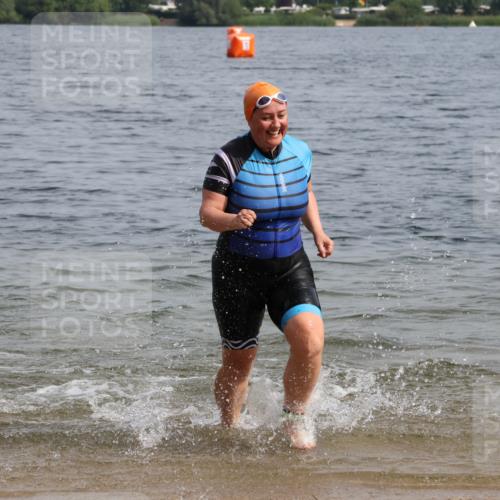 15.06.2025 - 27. Vierlanden-Triathlon Lena Gebhardt http://msf.ph/oto/8022585 15.06.2025 10:21:55 Schwimmen 538 meine-sportfotos.de