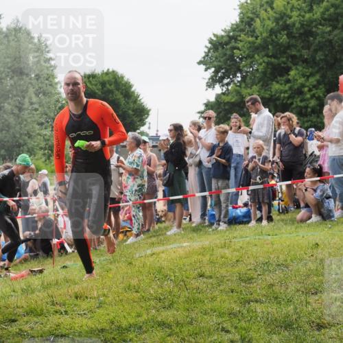 15.06.2025 - 27. Vierlanden-Triathlon KatJ http://msf.ph/oto/8022588 15.06.2025 10:55:21 Schwimmen 661, 725 meine-sportfotos.de