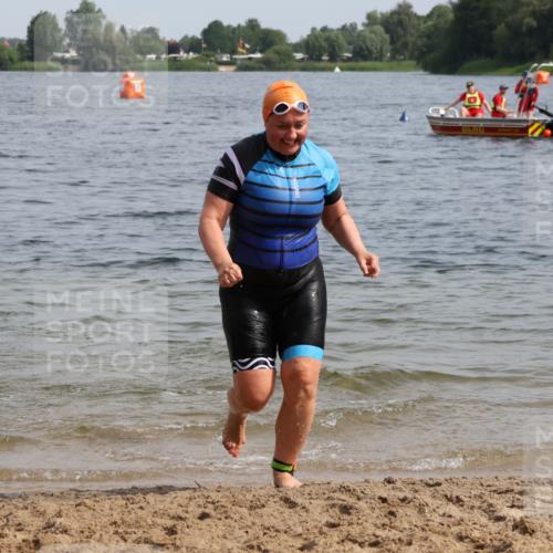15.06.2025 - 27. Vierlanden-Triathlon Lena Gebhardt http://msf.ph/oto/8022594 15.06.2025 10:21:56 Schwimmen 538 meine-sportfotos.de