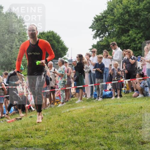 15.06.2025 - 27. Vierlanden-Triathlon KatJ http://msf.ph/oto/8022595 15.06.2025 10:55:21 Schwimmen 661, 725 meine-sportfotos.de